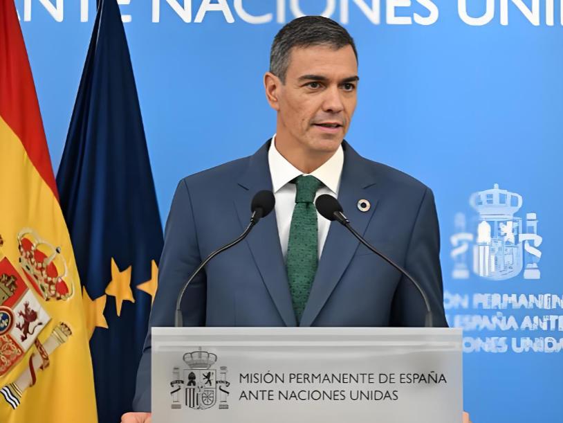 西班牙首相桑切斯，凌晨直接开了个记者会。
对着全世界的面，把特朗普那个“和平委员