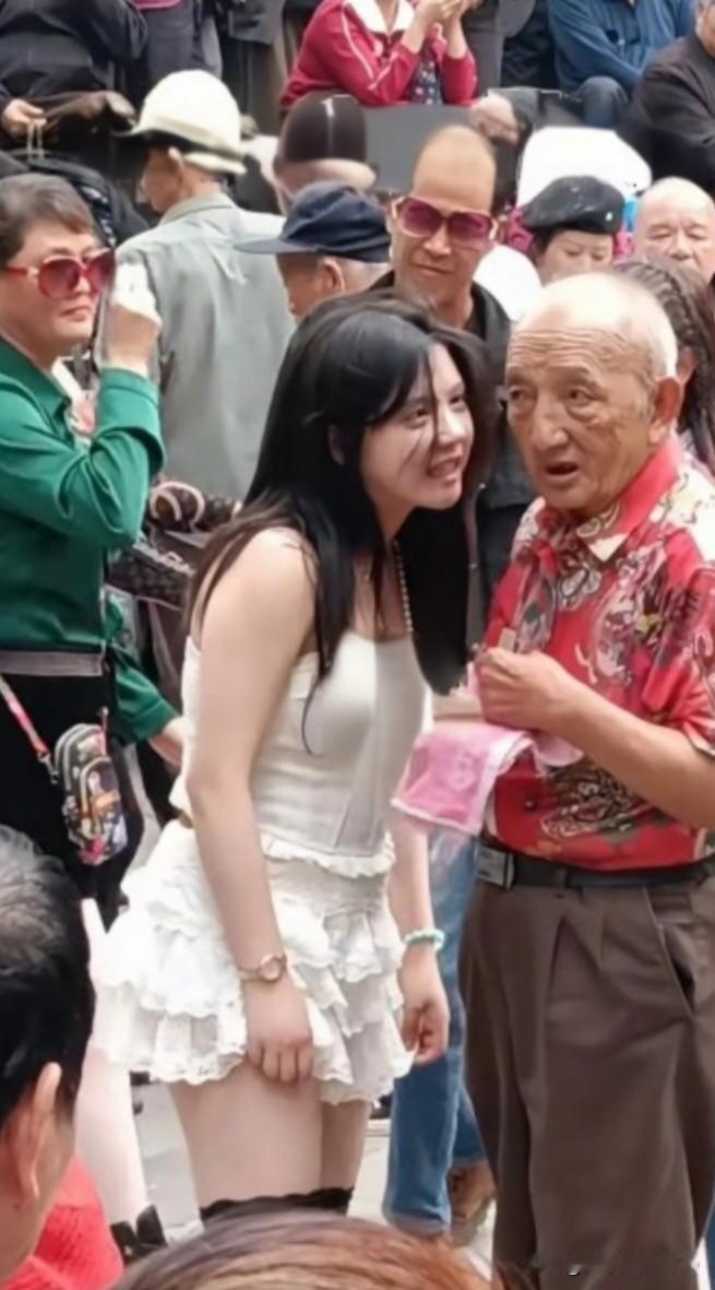 正骨大爷参透人生，活出自我风采，说话极有道理。网友问：“大爷，您每天起早贪黑卖菜