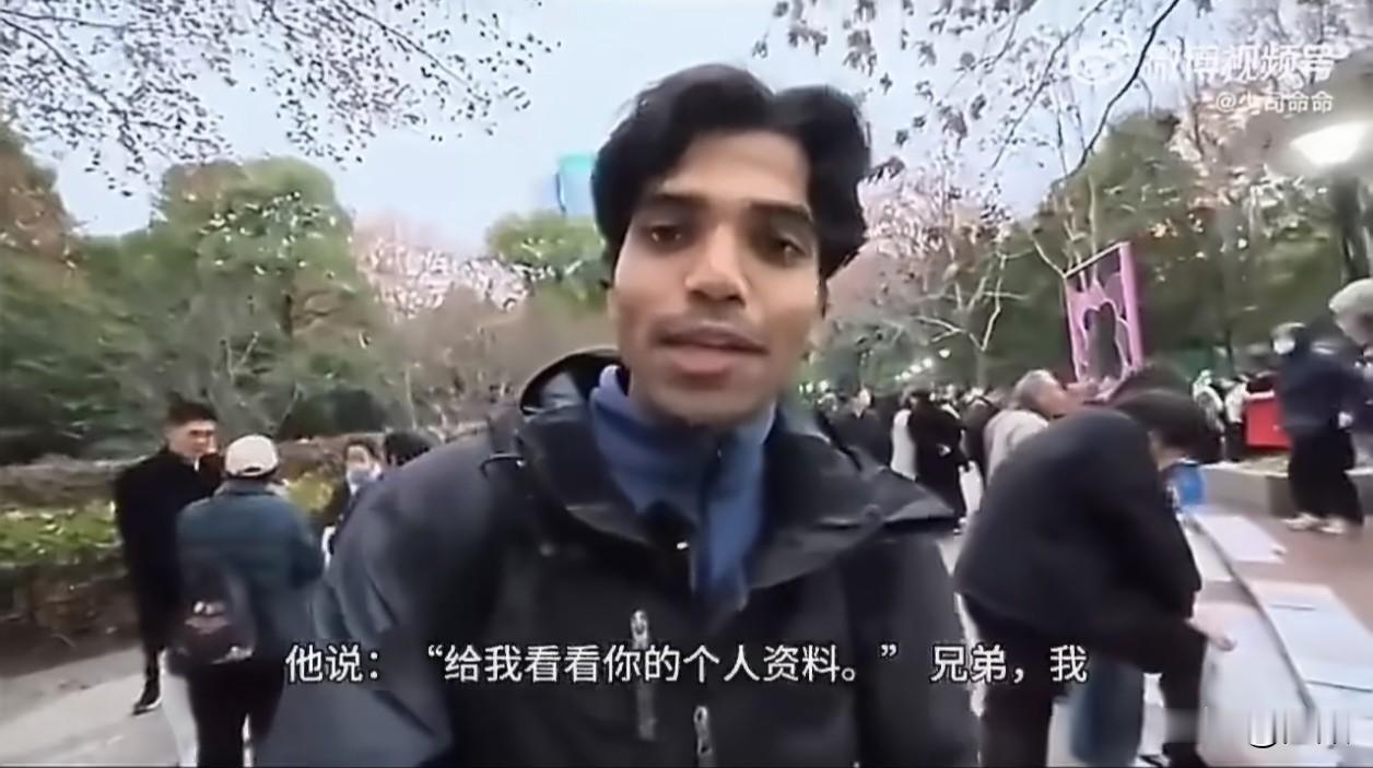 一名印度达罗毗荼族群的油管穷游博主，专门走进国内城市相亲角，实地测试自己在国内的