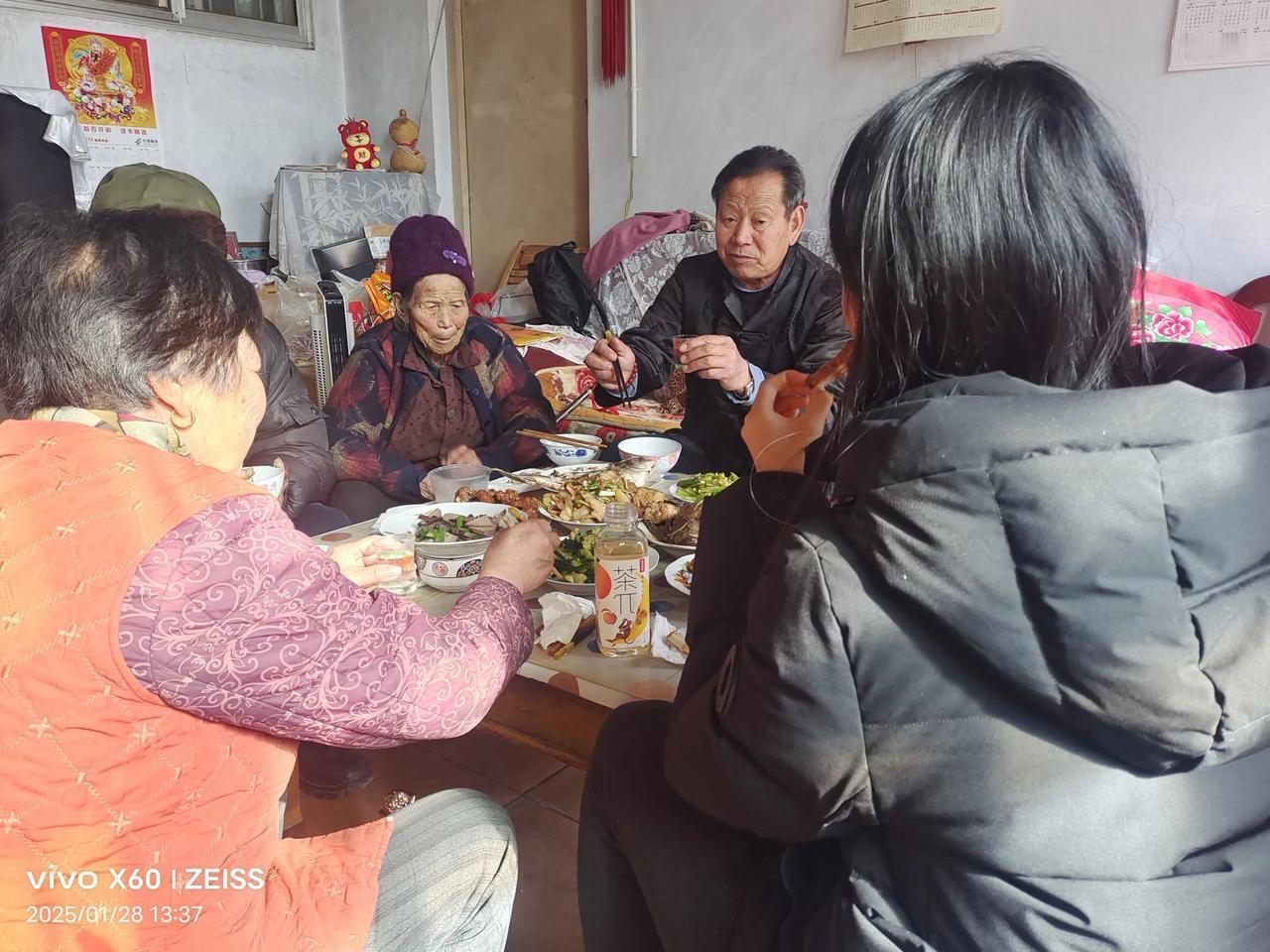 鹧鸪天.除夕有句
文/曹传新
四世同堂贺九春，贤孙孝子敬仙神。
九旬母亲桌前坐，