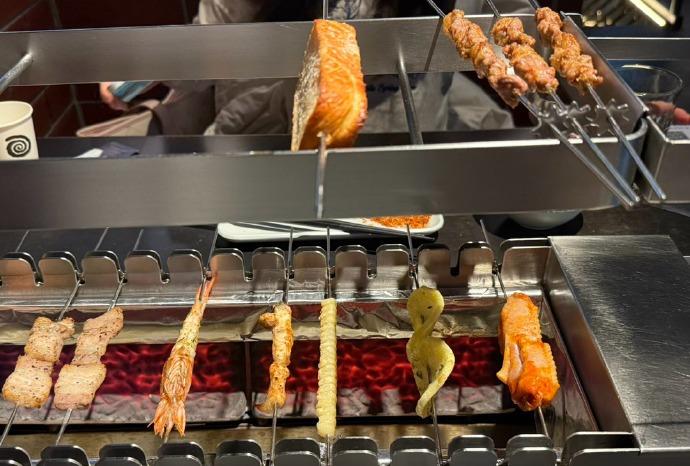 刚尝了一口，这美味真的无需多言！香浓的滋味瞬间在舌尖化开，让人忍不住眯起眼睛，只