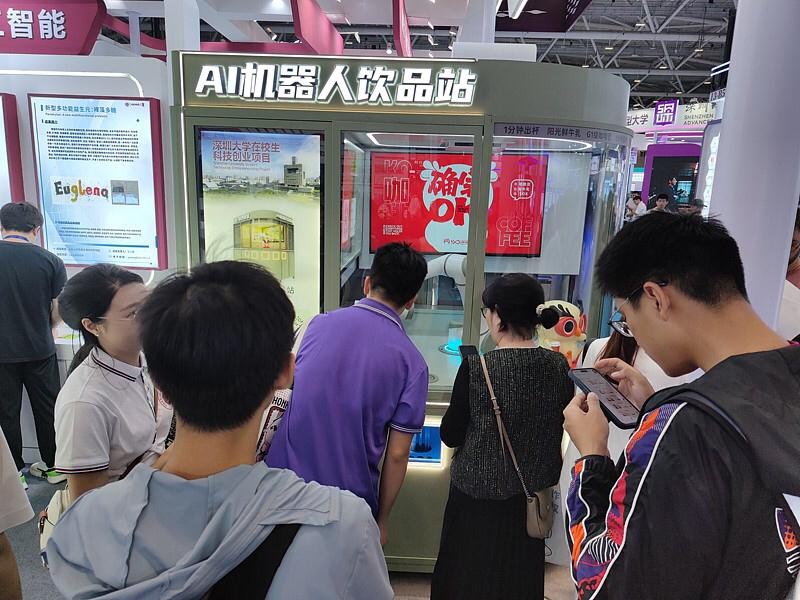 食品饮料企业扎堆追AI，这背后可不简单。像金字火腿投3亿给芯片企业，三天就涨出2