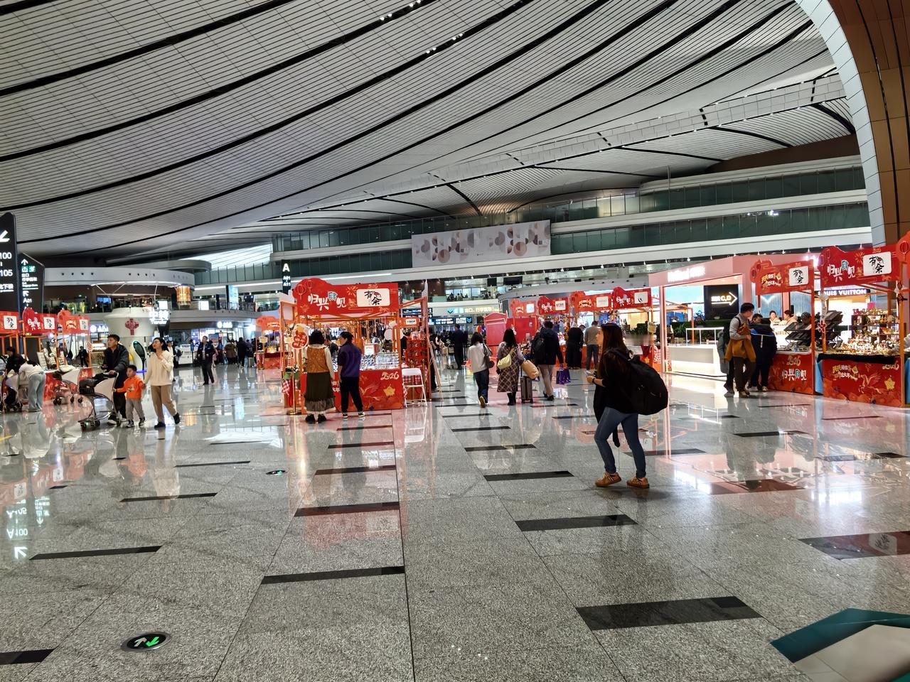 一路征战，返回北京。我发现 : 有一个好现象，户外酒类广告少了一点点，一个不好现