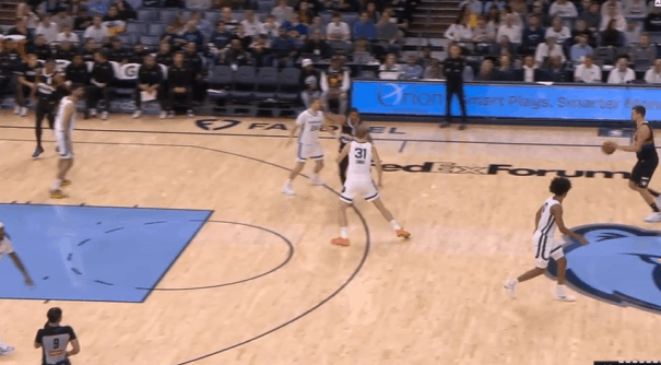 对阵灰熊16助攻，8镜头解析约基奇传球魔法图1持球推过半场后处于上线区域天然将对