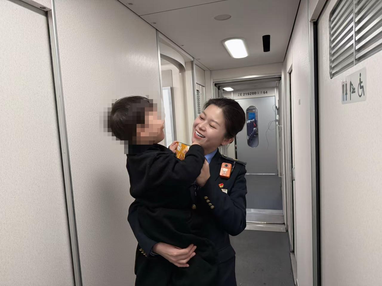 高铁上，列车员小沈化身“临时妈妈”  暖心

1月4日襄阳东至杭州西的D2191