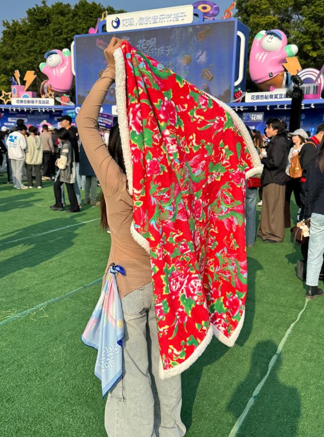梁龙和花呗送花被 帮还花呗本二手玫瑰粉丝实名表示羡慕哭了！花呗你的音乐节搭子这次