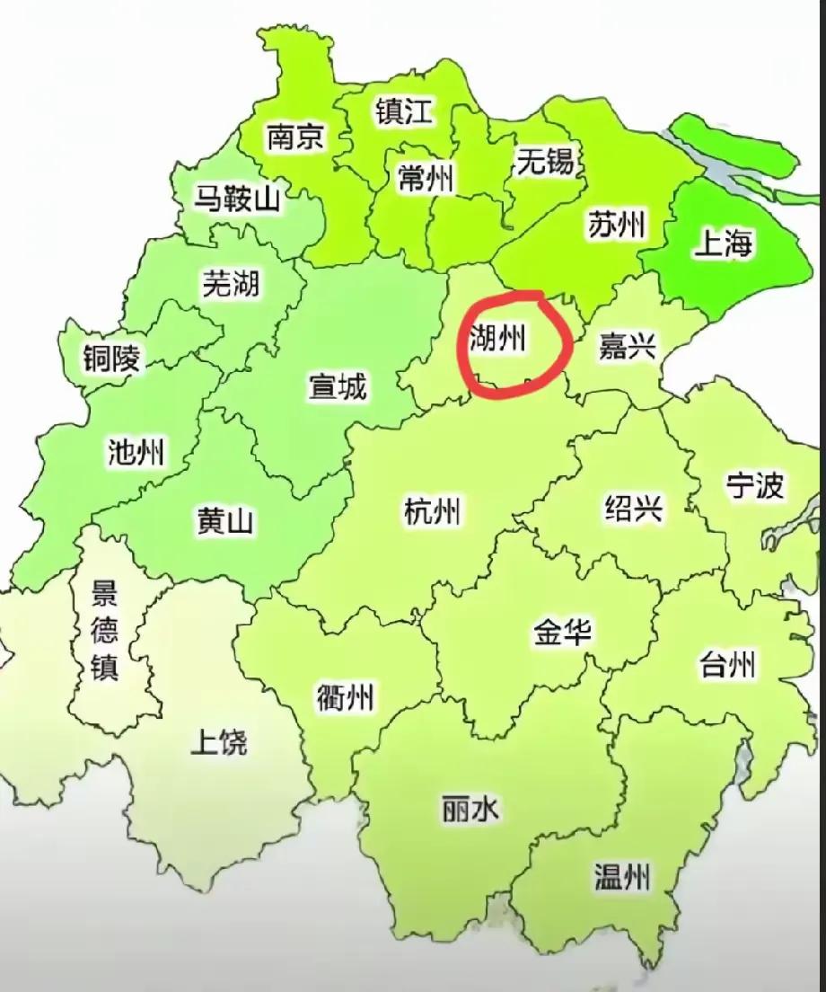 别再只盯苏杭了！中间这座城，才是真正的“王炸”！
原来，苏州和杭州之间，正好隔了