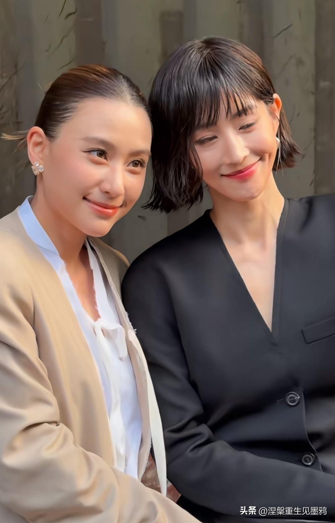 何超莲张钧甯同框合影
何超莲梳着利落的高颅顶贴发扎发，露出饱满的额头，珍珠耳钉藏