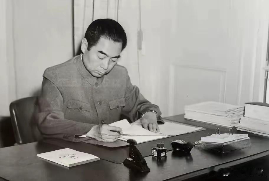 这张照片记录了周恩来总理伏案办公的珍贵瞬间，是他一生鞠躬尽瘁、为国操劳的生动写照
