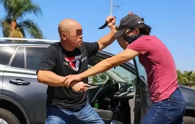 重庆一男子借3万块赌博，日息600块。结果到期后还不上，债主持刀上门刺伤了他的手