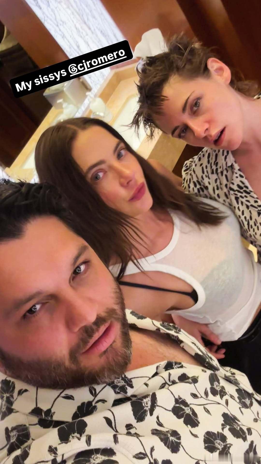 Ashley Benson晒参加艾玛婚礼期间和Kristen Stewart克里
