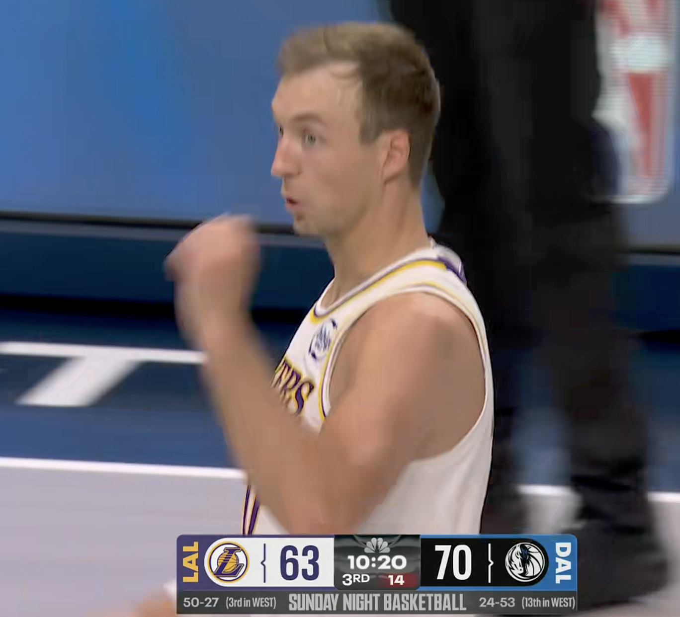 你敢信？肯纳德篮板球11个，全场最高。 