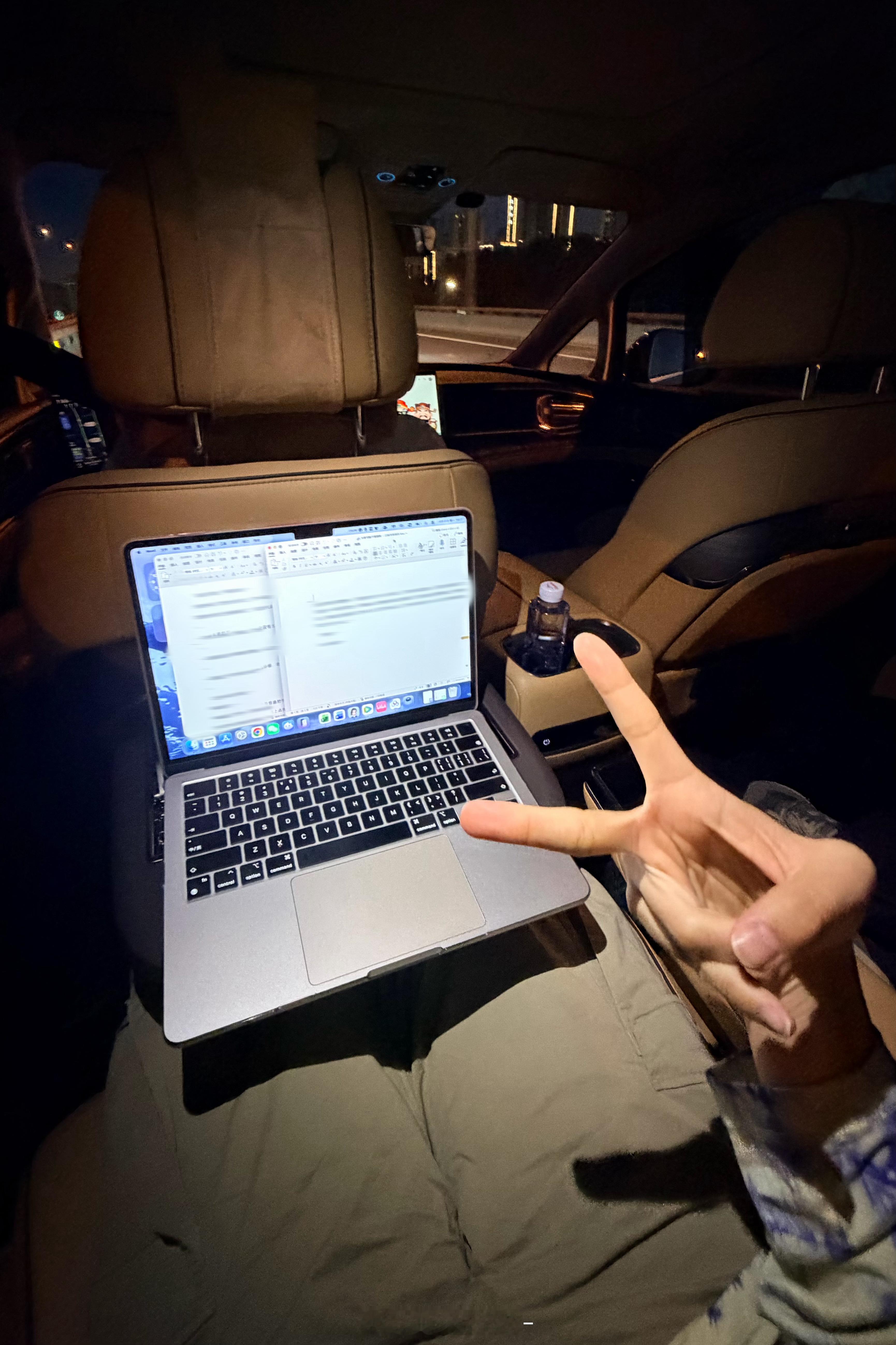 昨天我还在赛里木湖拍车今早我就在深圳接受采访现在已经落地北京准备给明天拍的车写文