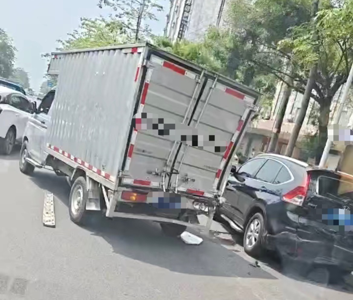 9月15日，玉林粮油市场路段发生5车相撞交通事故，导致车辆不同程度损坏。  ​​