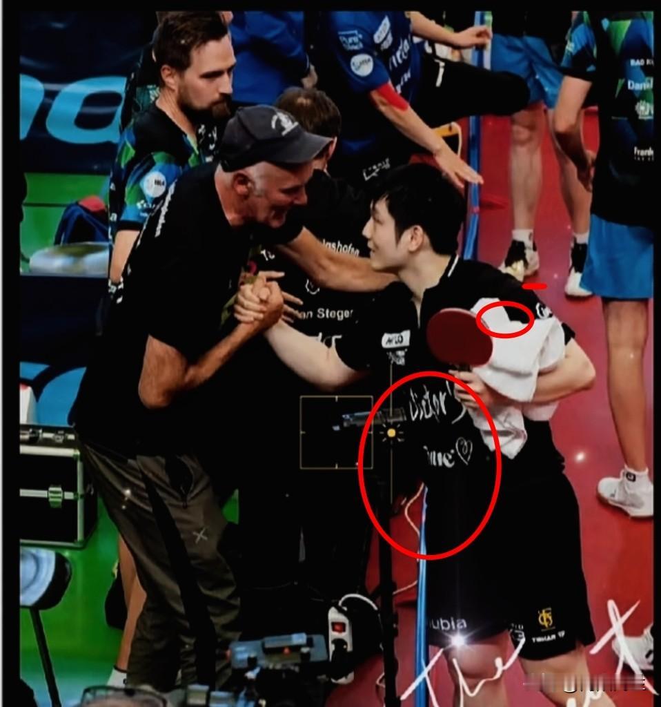 刚看完这场比赛，
心里头还挺热乎。
樊振东这小伙子没得说，赛后也没急着去庆祝，反