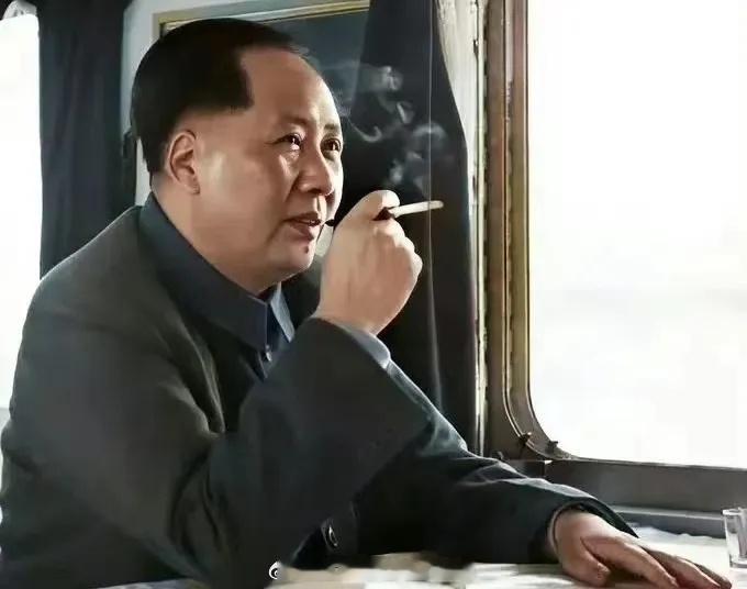 毛主席的十个没有：1940年5月，爱国华侨陈嘉庚到延安，毛主席自豪的对他说：“这
