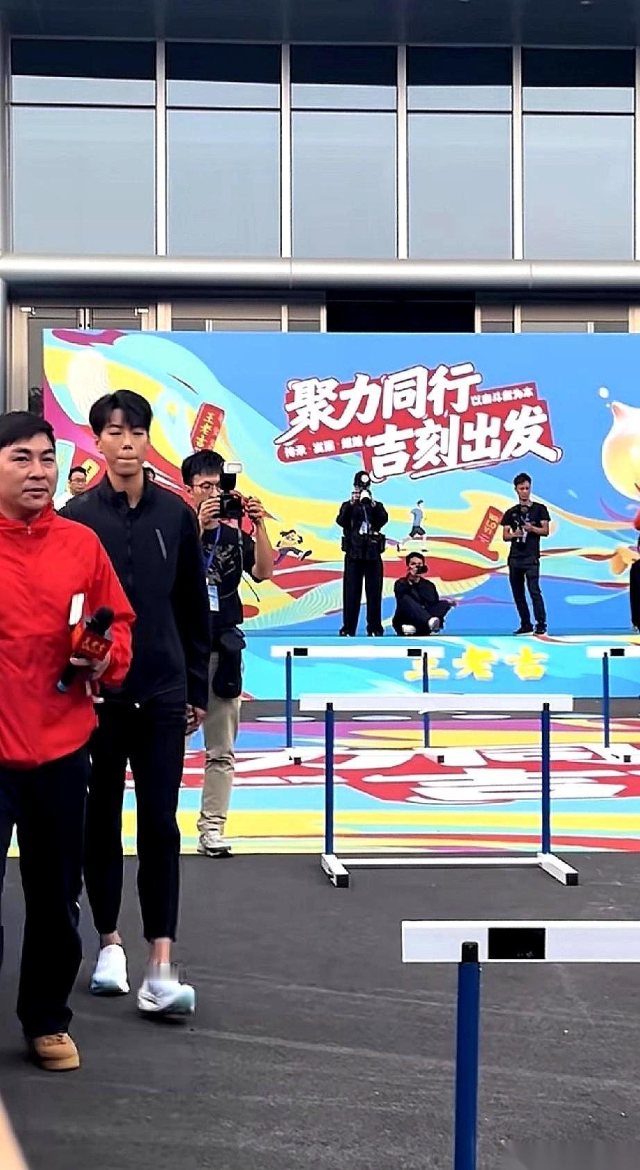 第一眼晃过去，还以为哪个男模空降广州了。
一身黑，又高又飒，那大长腿，那利落的短