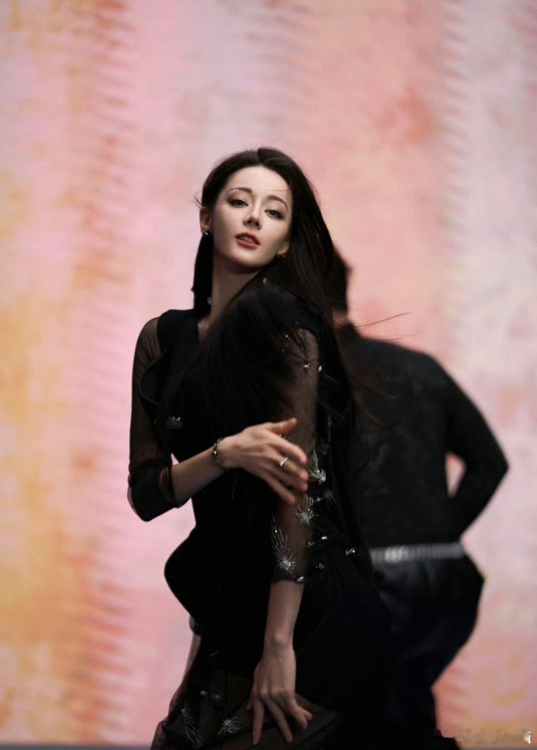 迪丽热巴扫腿舞美飞了！！！老天爷的偏爱 ​​​
