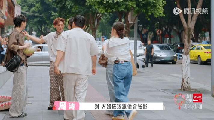 方媛桃花坞偶遇郭富城方媛偶遇郭富城人形立牌的反应 这期坞民们一起外出吃烧烤，路边