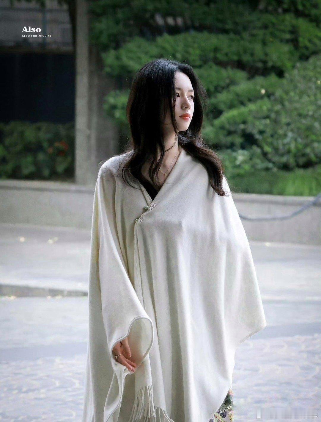 周也的颜值令人惊艳，每个角度皆美。 ​​​