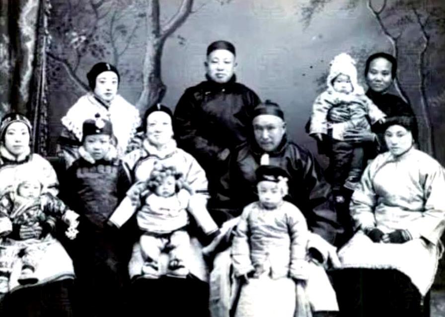 1974年，年近八旬的军阀杨森迎娶了年仅十七岁的张灵凤。红烛摇曳的新婚之夜，当杨