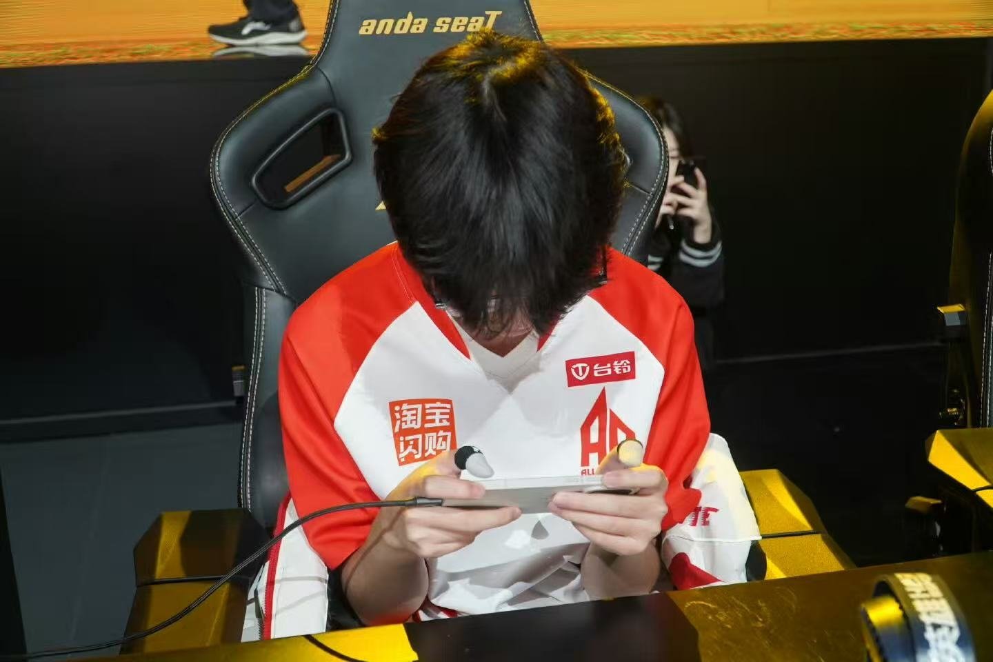 花花蝉联周决赛MVP花花的加入直接给AG盘活了AG蝉联周冠和平精英职业联赛