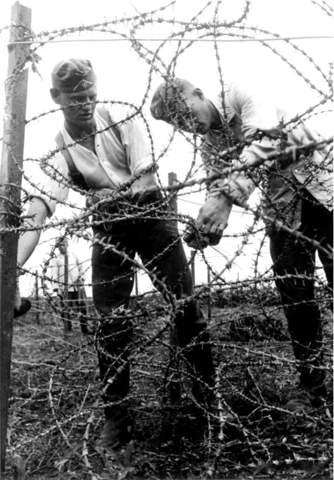 1939 年 9 月 5 日，两名德国士兵在构筑铁丝网已防止法国军队进入萨尔兰
