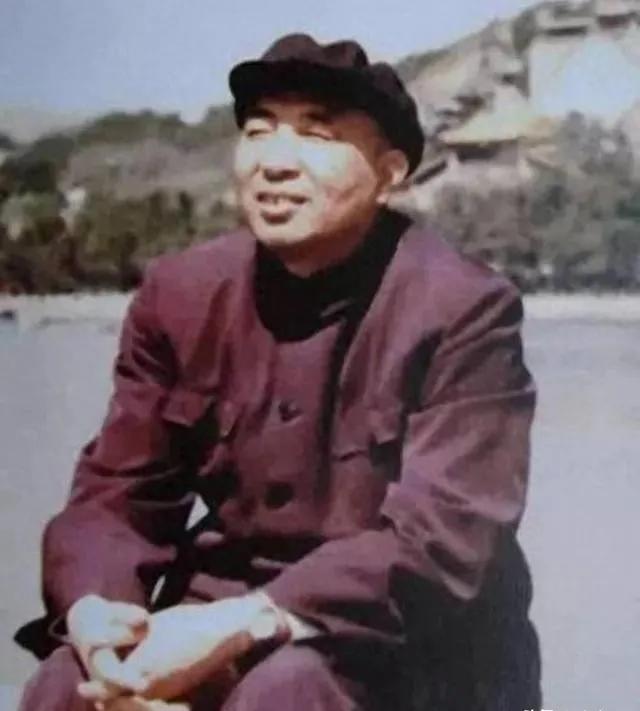 1936年，他放走61名共产党员，14年后开国元勋联名寻找代号“OX”，找到他时