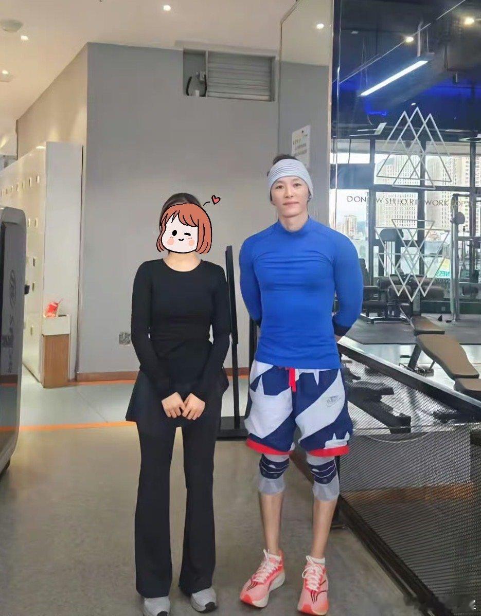 健身房偶遇代旭网友健身房偶遇代旭网友健身房偶遇代旭，180的个子站在那儿，满屏都