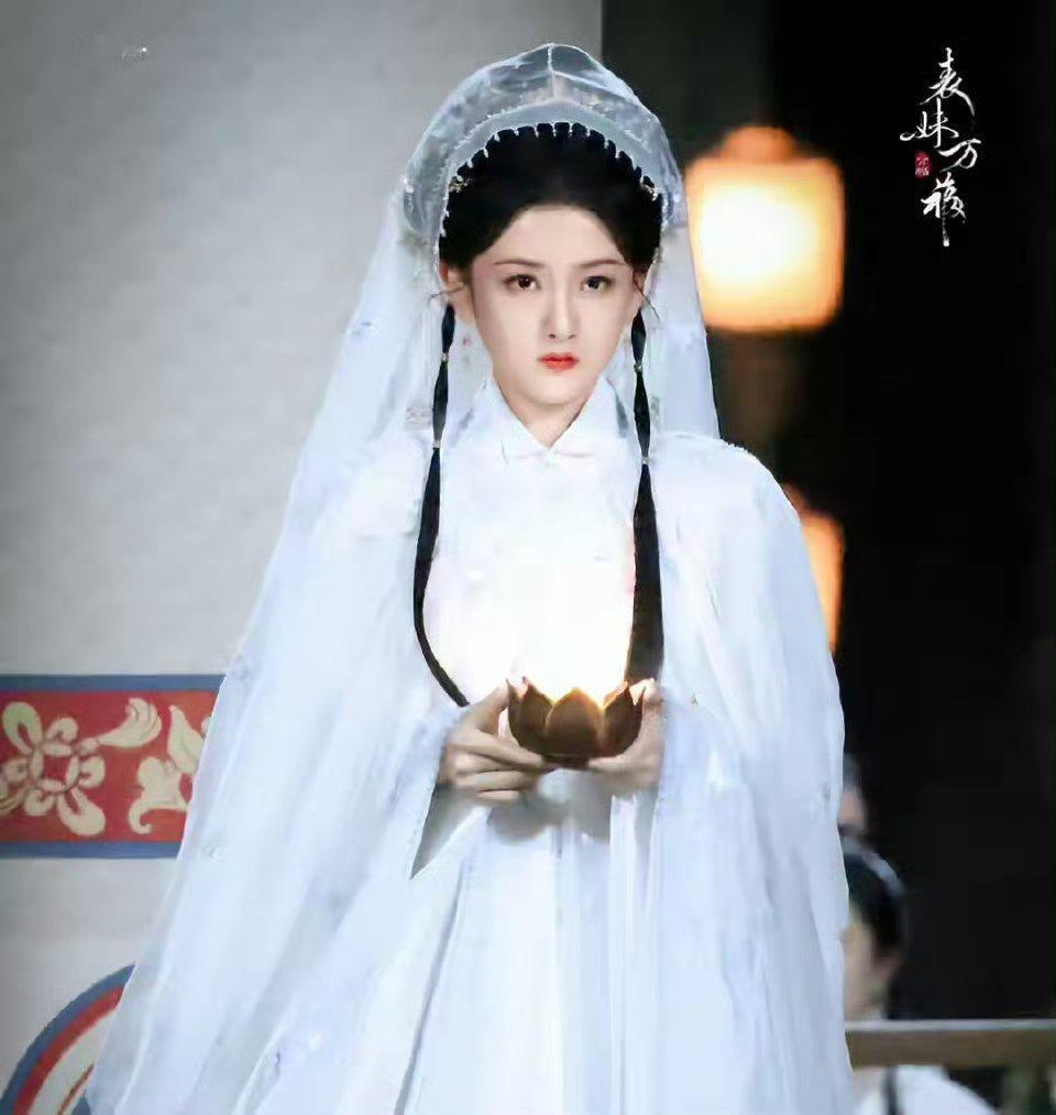 宋祖儿表妹万福白纱回眸好神！李沁慈悲李一桐精致，谭松韵太萌！ ​ ​​​
