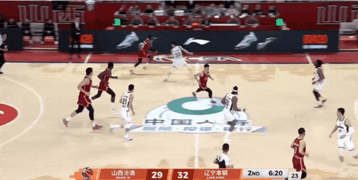 迪亚洛这三分也能进，手感来了拦不住，辽宁提前犯规不算



迪亚洛这一球太神奇了