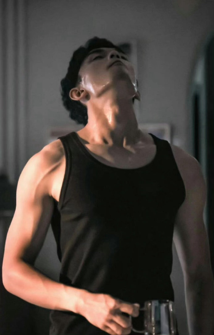 吴磊的双喉结 谁懂双喉结的含金量！吴磊这优越的颈部线条，一个喉结已经够撩了，居然