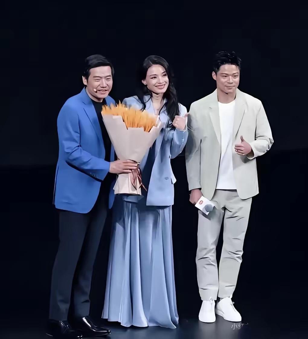 雷军和苏炳添我认识，中间女士是谁？