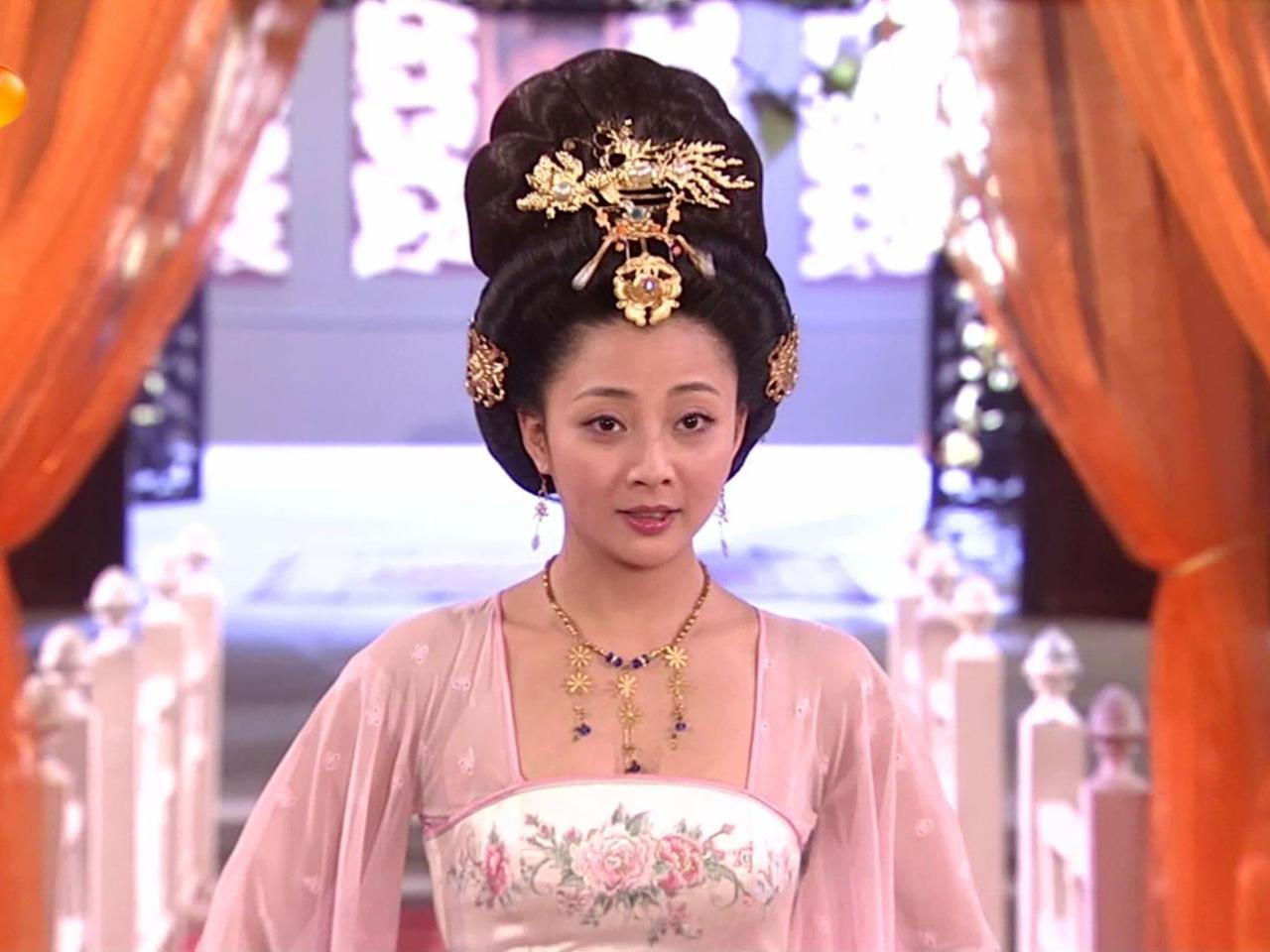 公元735年，16岁的杨玉环嫁给了寿王李瑁，成了唐玄宗李隆基的儿媳妇。五年后，5