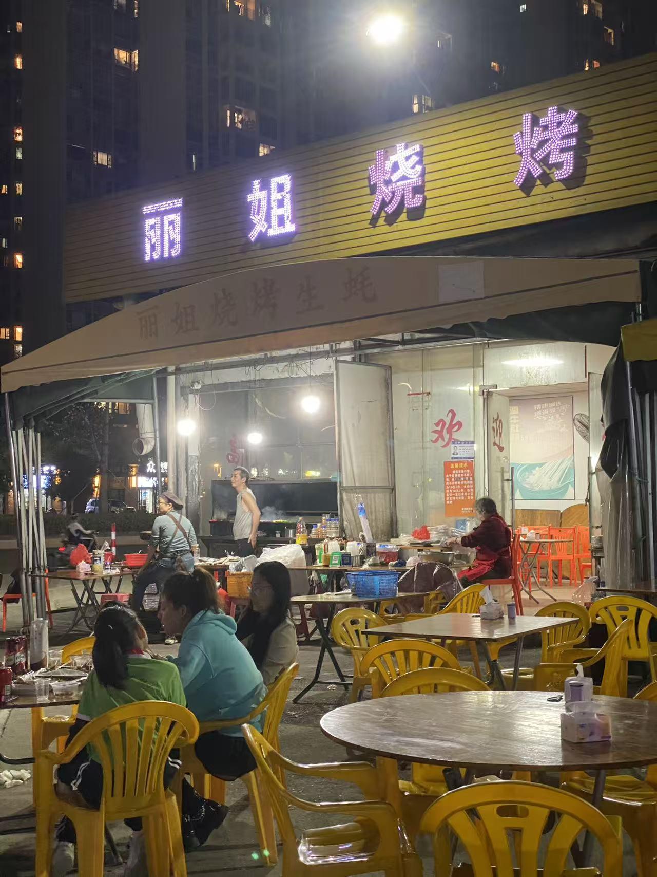 有被烧烤馋得流口水的吗？
刚下班回家，
路过烧烤店，
闻到扑鼻而来的香味，
尤其