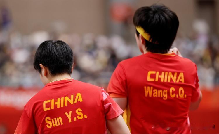 站在名古屋的领奖台上，孙颖莎背后是"SUN Y.S."，王楚钦是"WANGCHU