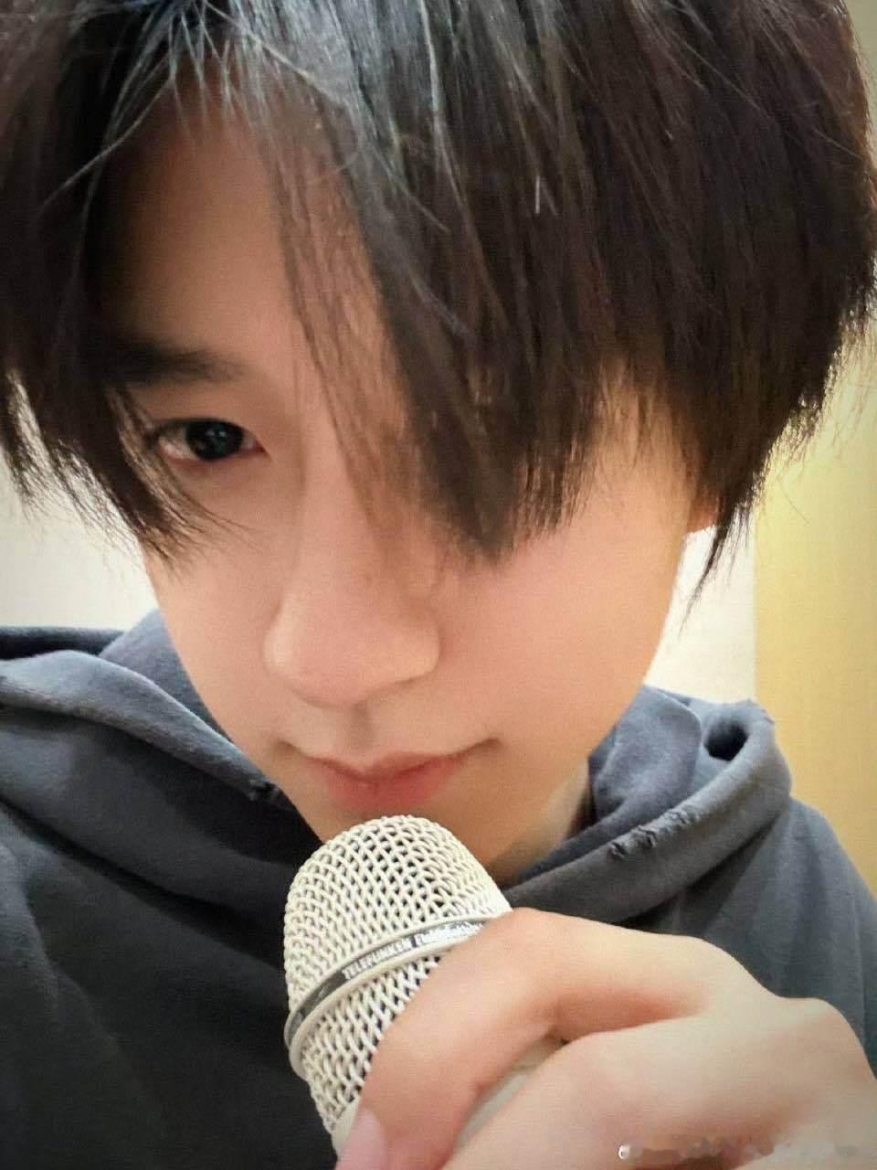 贺峻霖声乐老师让我对着摄像头唱贺峻霖对着这张脸没办法不拍照 贺峻霖对着这张脸没办