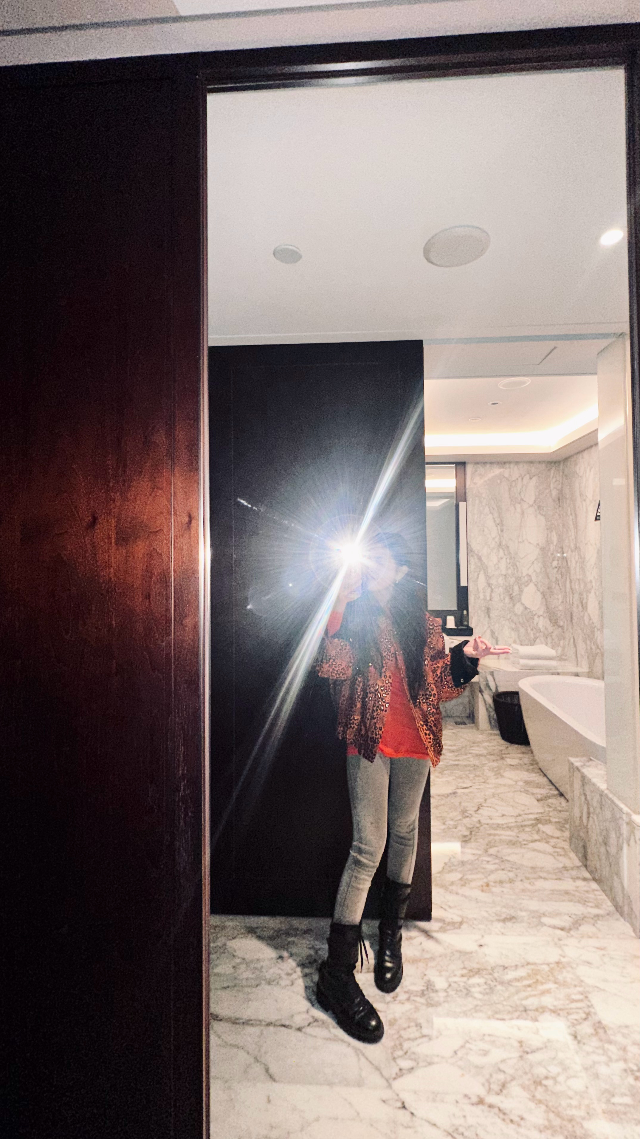 小助理我来杭州试驾缤果pro啦！不愧是个很懂女生的车 伴手礼里都送了雅诗兰黛的口