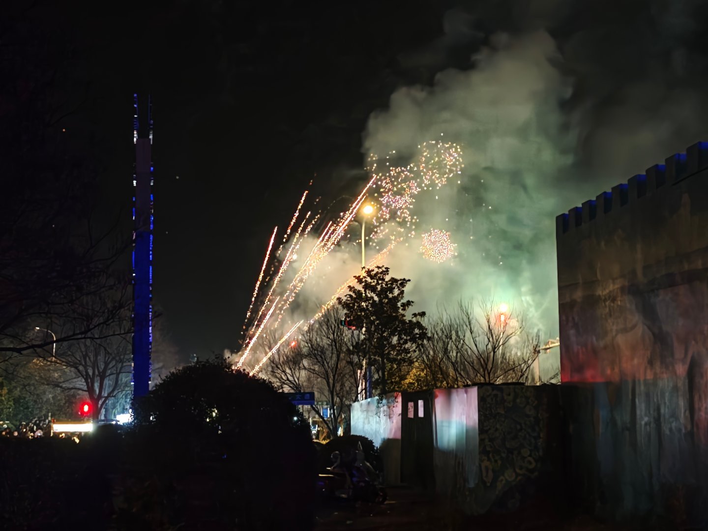 最后还是出来拍烟花了 