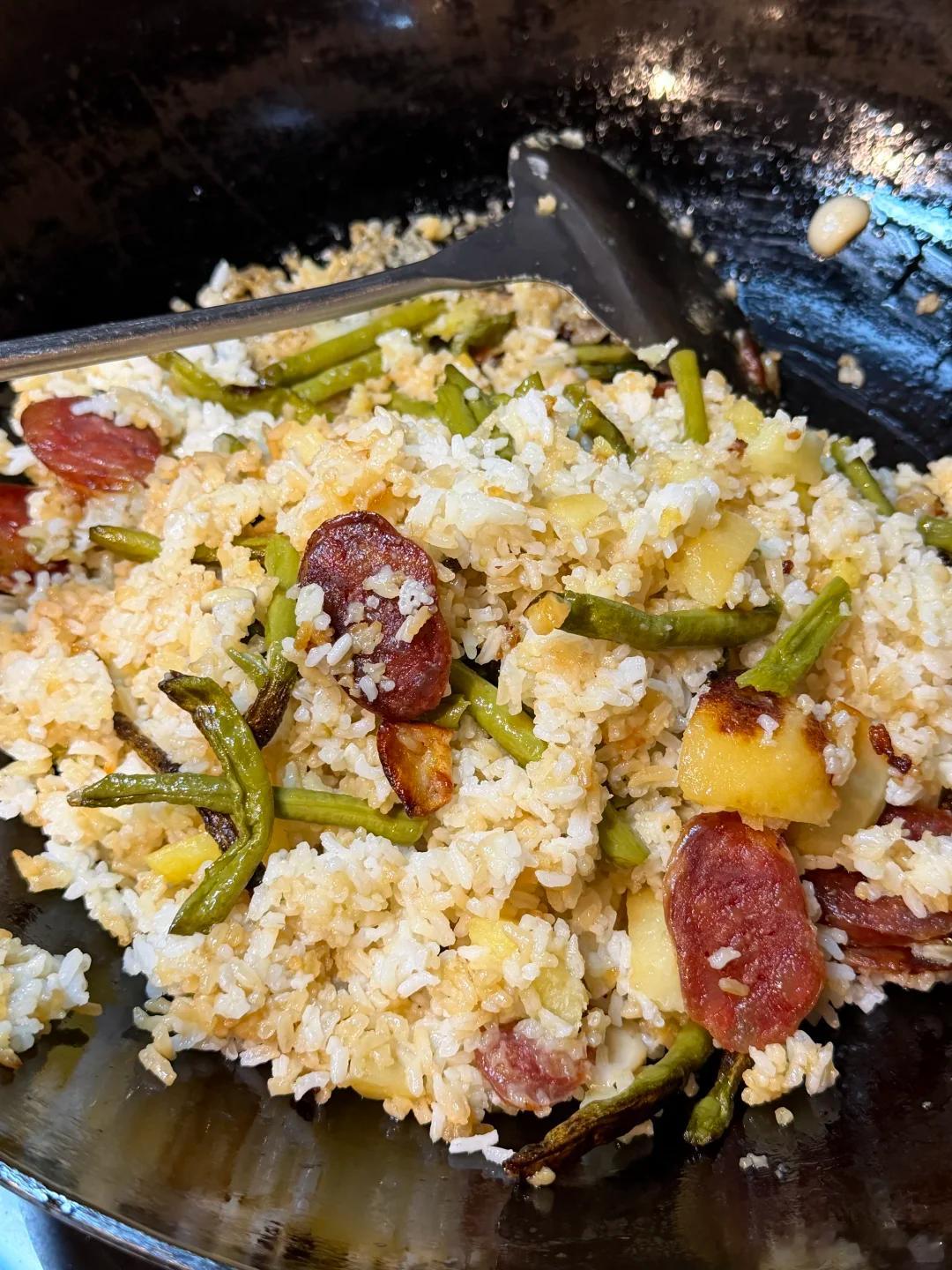 川川教做菜 川渝人命里不可缺的箜饭！秋季一定要好好吃饭。需要食材：香肠/腊肉适量