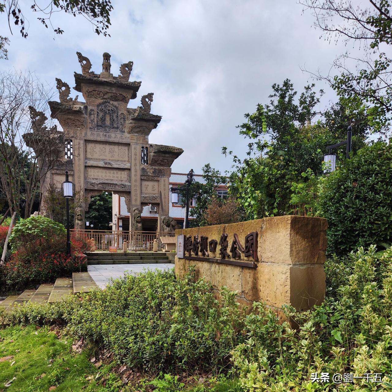 今年喜欢在网上买东西了。原因是在实体店买东西时不会讲价。十回九回输，搞得自己非常