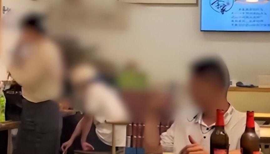 重庆，女子在餐馆吃饭时，发现对面一男孩一直用手机偷拍自己，她气得上面索要对方手机