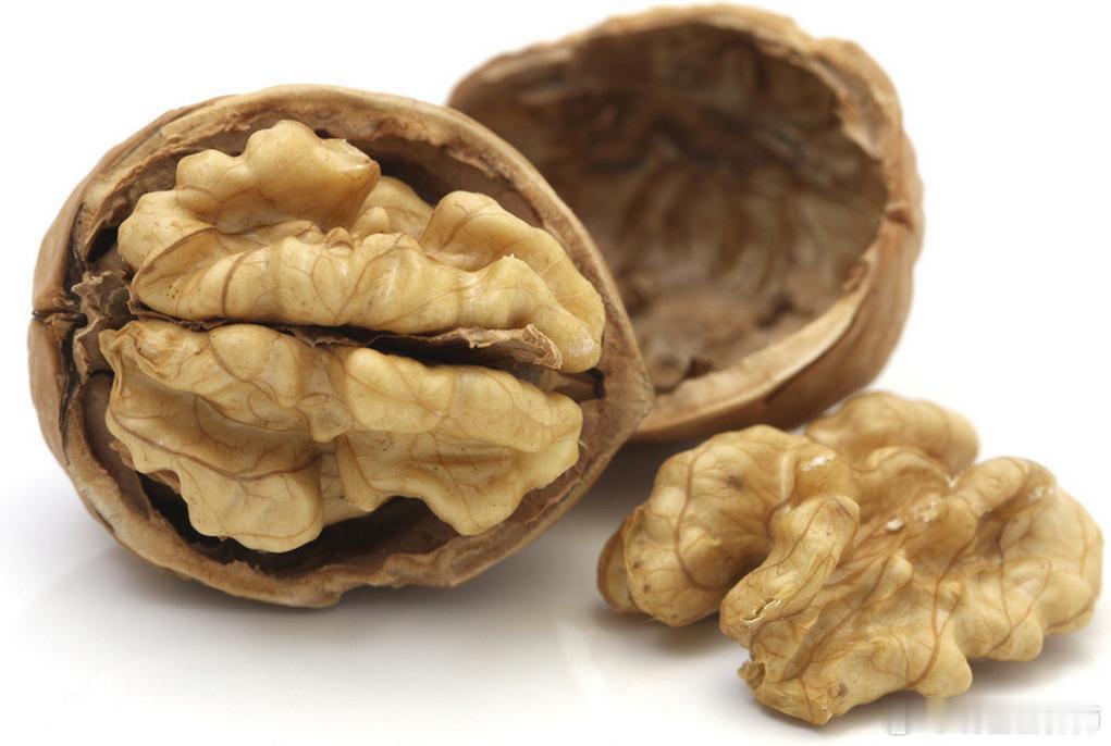 坚果里面还是比较推荐吃核桃核桃是常见坚果中含抗氧化物最多的一种、也是含ω-3脂肪