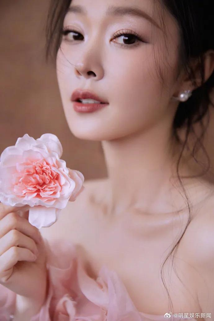 《美到失语！宋轶一袭粉玫瑰拖尾裙亮相，精致妆容搭配曼妙身材，每帧都是绝美大片，会