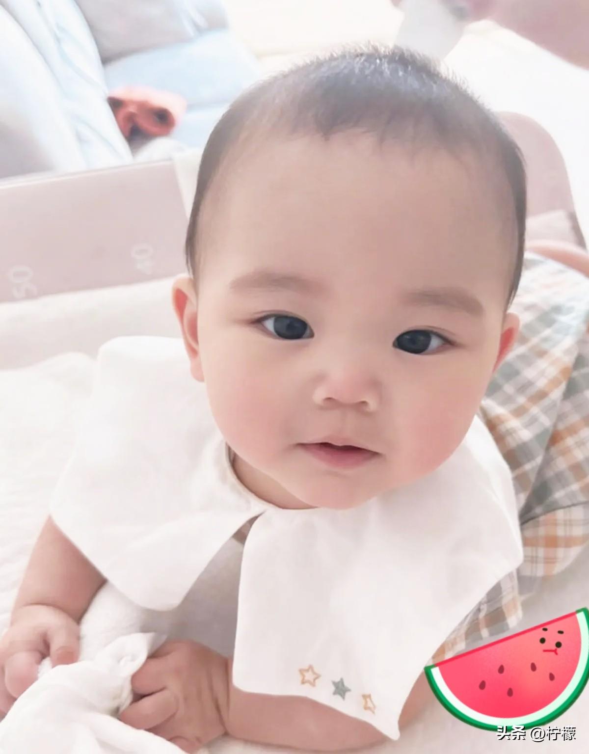 我同学的女儿在上海工作，
35岁还没结婚，今年春节带回了一个3个月大的试管宝宝，