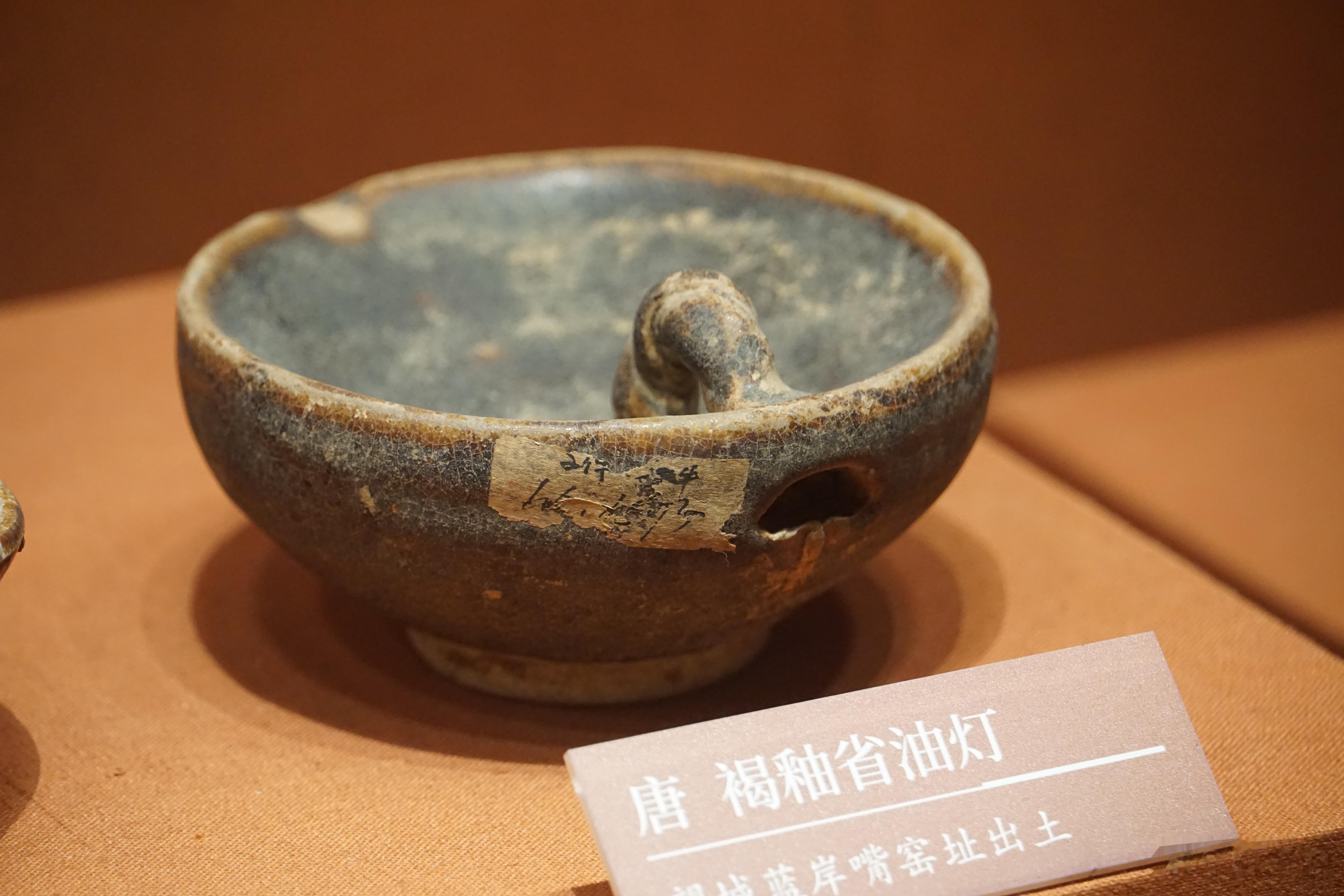 唐代夹瓷盏（俗称省油灯）书灯勿用铜盏，惟瓷盏最省油，蜀中有夹瓷盏，注水于盏唇窍中