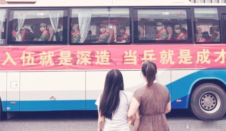 前线熄灯号[超话]军营晚点名人民前线 有一种母亲叫做“军人母亲”她不仅比别的妈妈