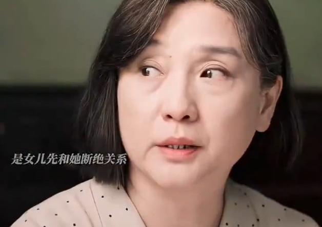 孔琳演的这个妈，差点把我气进急诊室。
原著里那个为女儿前途主动划清界限的睿智教授