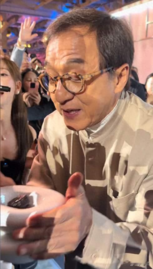 72岁成龙爆火！露肌肉坐实“双骨”说法