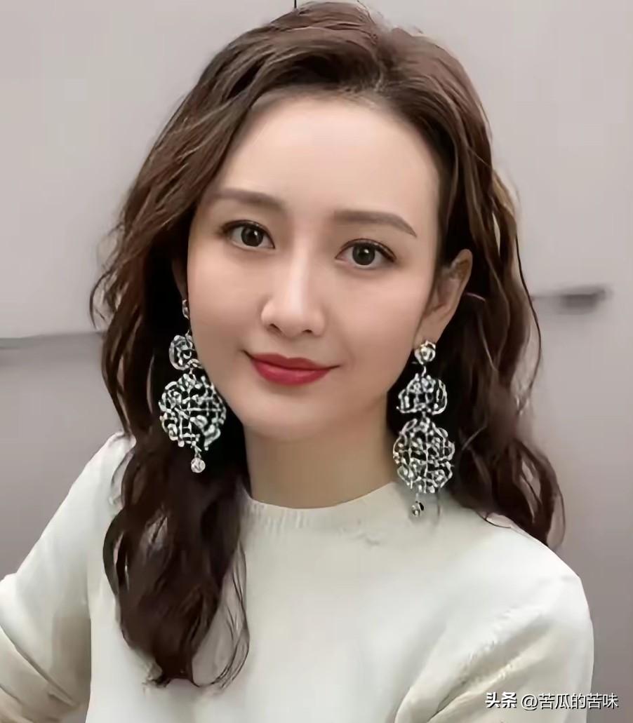我发现
比张碧晨更厉害的女人出现了
她就是王鸥，张碧晨还说了男方是谁，王鸥是直接